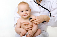 Ребенок на руках у врача
