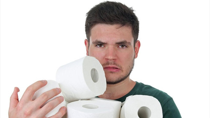 Мужчина с туалетной бумагой