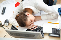 Женщина спит на работе