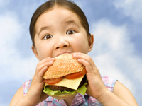Ребенок ест бургер