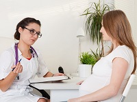 Беременная девушка на приеме у доктора